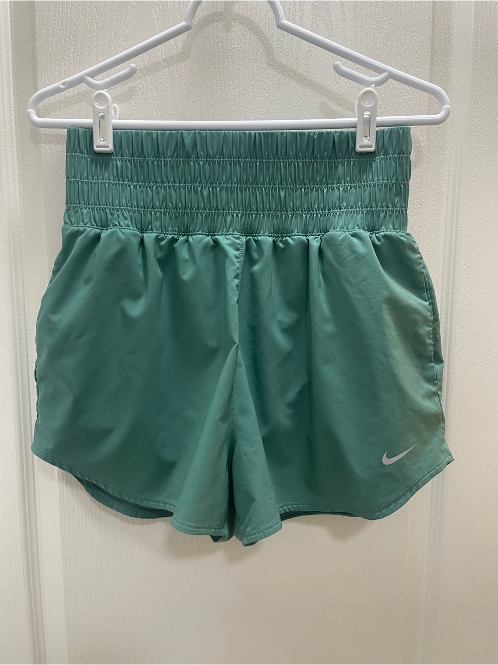 Nike Dri-FIT One Womens Sz M
Ultra High-Waisted 3" Brief-Lined
Shorts